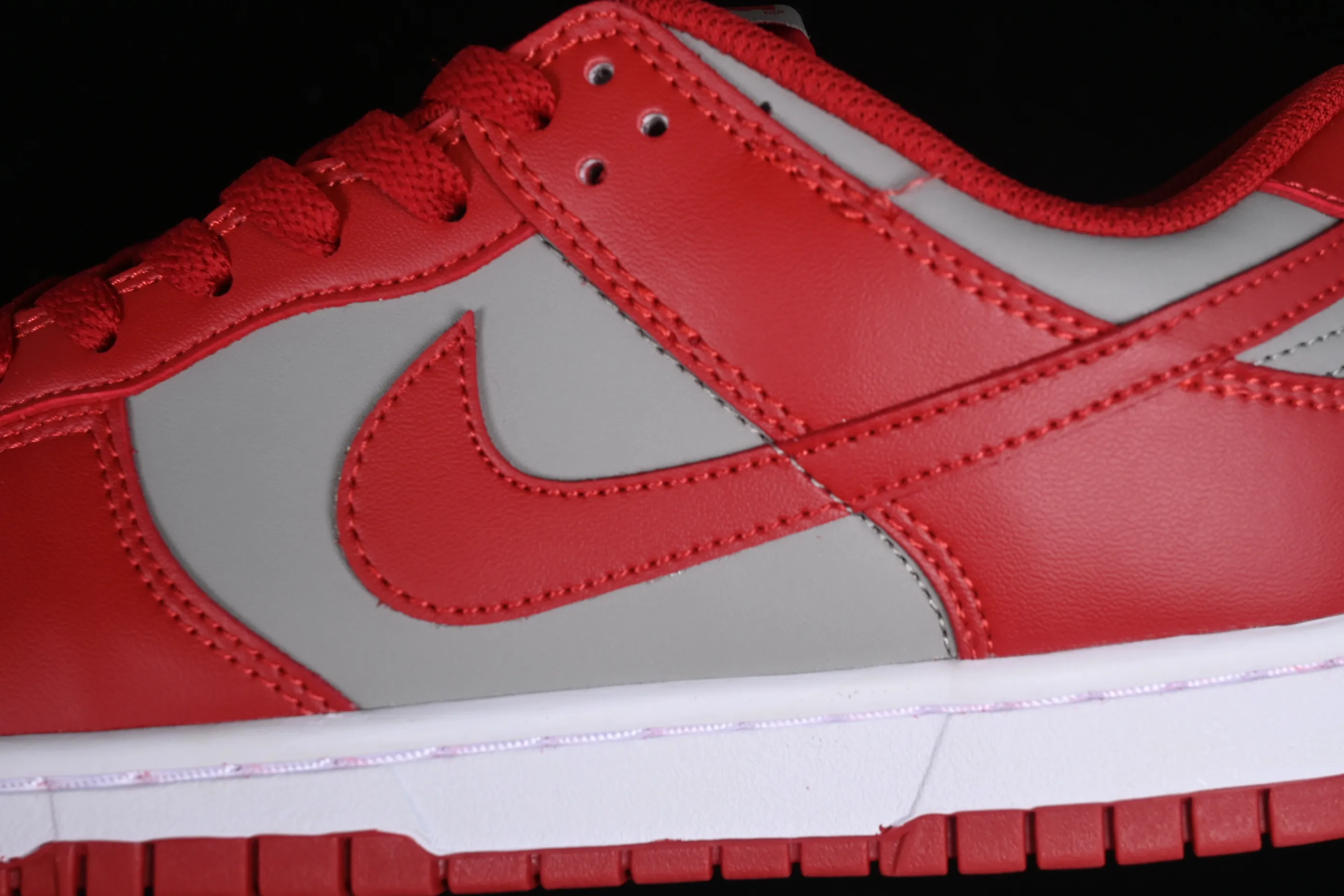 All Categories Nk SB Dunk Series Nk SB Dunk Low Low-top sneakers Nk SB Dunk Low Gray and red color Low-top casual sports skateboard shoes CW1590-0002